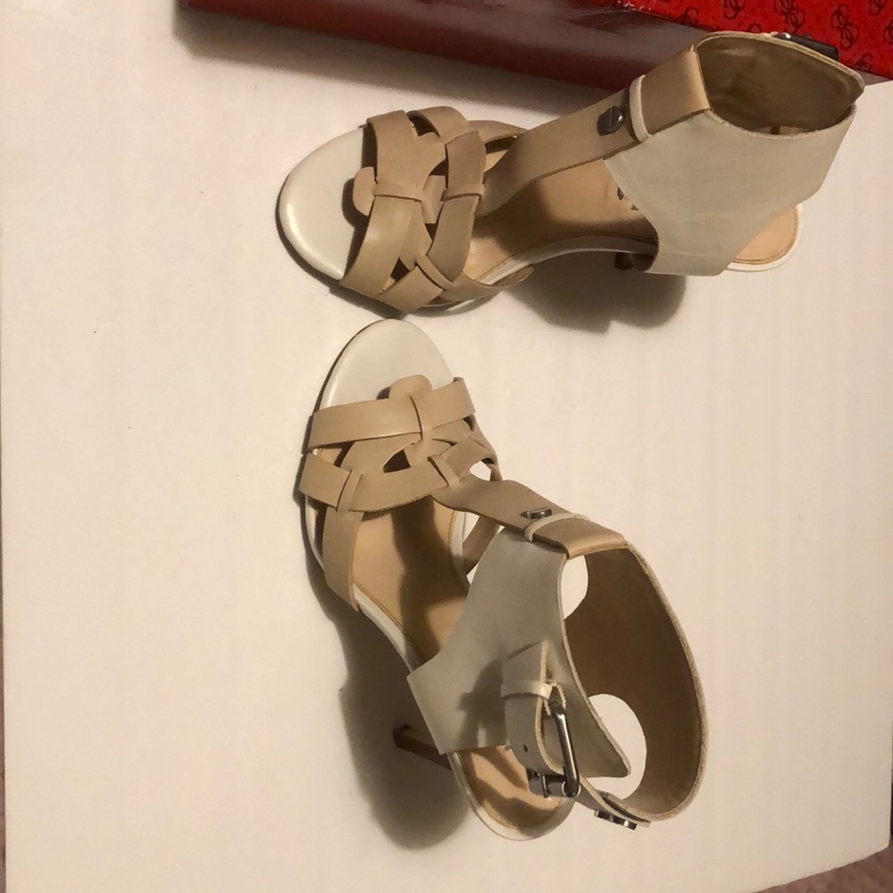 Guess Hyannis heels. Ivory multi leather.